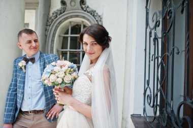 Kusursuz bir güneşli şehir sokaklarında yürürken genç çift düğün