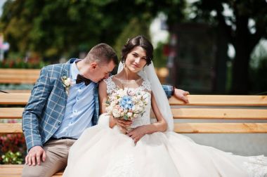 Şehir Merkezi o bir bankta oturmuş güzel düğün çifti