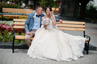 Şehir Merkezi o bir bankta oturmuş güzel düğün çifti