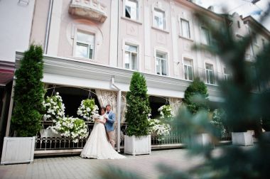 Kusursuz bir güneşli şehir sokaklarında yürürken genç çift düğün