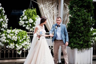 Kusursuz bir güneşli şehir sokaklarında yürürken genç çift düğün