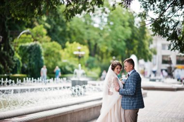 İki çekici genç düğün yürüyor ve park o poz