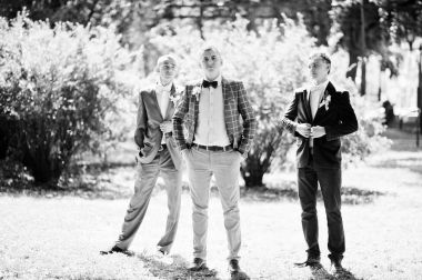 İnci yanındaki parkta yürüyüş onun sağdıç ile yakışıklı damat