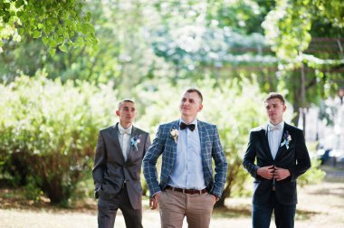 İnci yanındaki parkta yürüyüş onun sağdıç ile yakışıklı damat