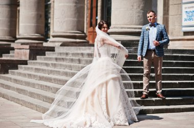 Kusursuz bir güneşli şehir sokaklarında yürürken genç çift düğün