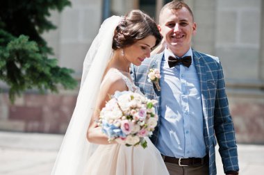 Kusursuz bir güneşli şehir sokaklarında yürürken genç çift düğün