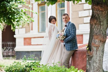 Kusursuz bir güneşli şehir sokaklarında yürürken genç çift düğün