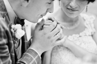 Genç güzel düğün çifti ile cam masa başına oturmuş bir 