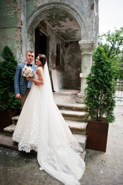 Kusursuz bir güneşli şehir sokaklarında yürürken genç çift düğün