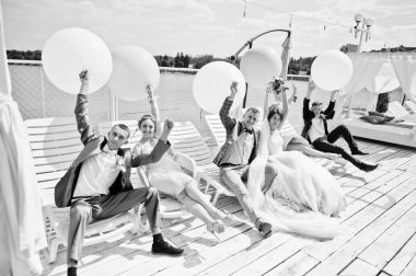 Düğün çifti, sağdıç ve nedime balloo ile eğleniyor