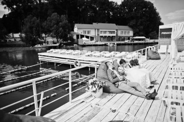 Awseome görünümlü çift oturma bir güneş göl yanındaki düğün