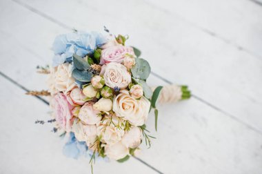 Düğün buketi şaşırtıcı gül, ortanca ve lavanta l yapılmış