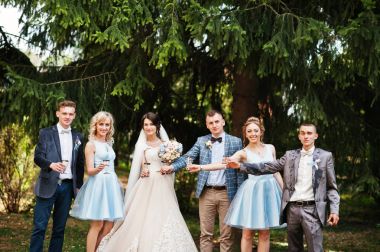 Nedime ve içme sağdıç ile çarpıcı düğün Çift 