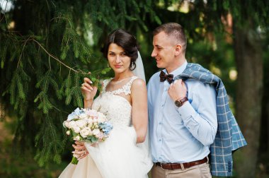 İki çekici genç düğün yürüyor ve park o poz