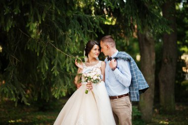 İki çekici genç düğün yürüyor ve park o poz