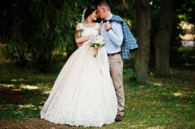 İki çekici genç düğün yürüyor ve park o poz