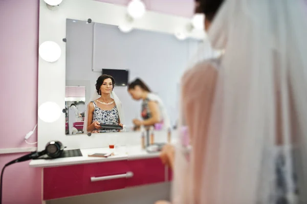 Hermosa novia preparándose para su boda en un maquillaje y ha — Foto de Stock