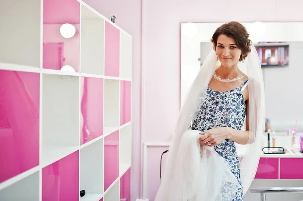 Bella sposa si prepara per il suo matrimonio in un trucco e ha — Foto Stock