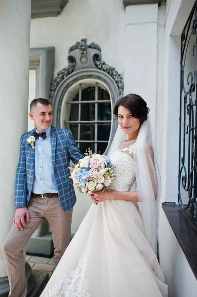 完全無欠の日当たりの良い街を歩く若いカップルの結婚式 — ストック写真
