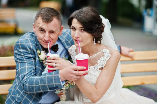 Onlangs getrouwd drinken dranken in de straat op hun bruiloft — Stockfoto