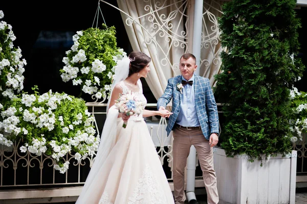 Matrimonio impeccabile giovane coppia a piedi per le strade della città su un soleggiato — Foto Stock