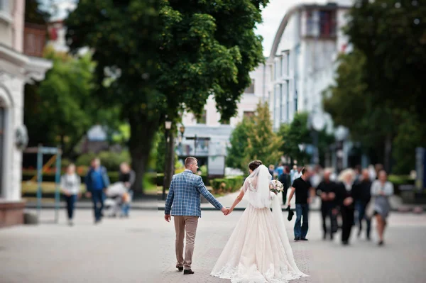 Attraktives junges Hochzeitspaar, das im Park spaziert und posiert — Stockfoto