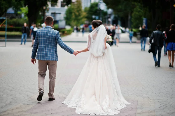 Приваблива молода весільна пара ходить і позує в парку о — стокове фото