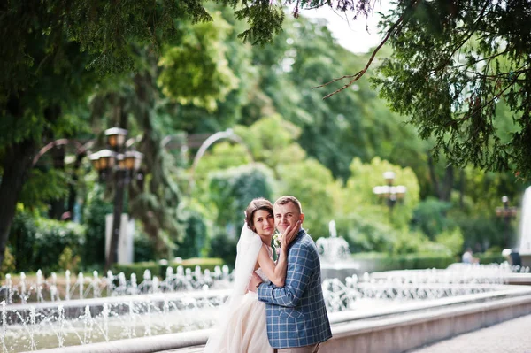 Aantrekkelijke jonge bruiloft paar wandelen en poseren in het park-o — Stockfoto