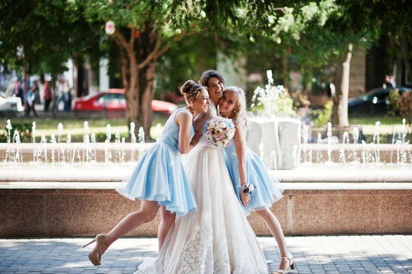 美丽的新娘与伴娘 th 在喷泉旁边合影 — 图库照片