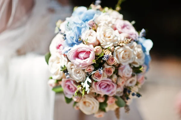 Increíble ramo de boda hecho de rosas, hortensias y lavanda i — Foto de Stock