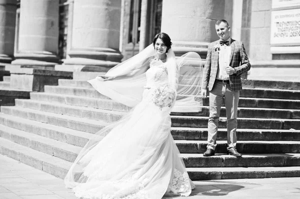 Fiatal pár, séta a város utcáin napos esküvői hibátlan — Stock Fotó
