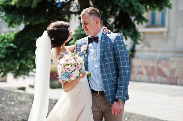 Matrimonio impeccabile giovane coppia a piedi per le strade della città su un soleggiato — Foto Stock