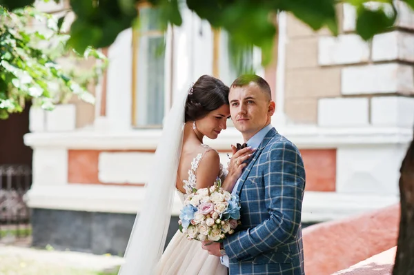 Kusursuz bir güneşli şehir sokaklarında yürürken genç çift düğün