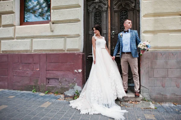 Mariage impeccable jeune couple marchant dans les rues de la ville sur un ensoleillé — Photo