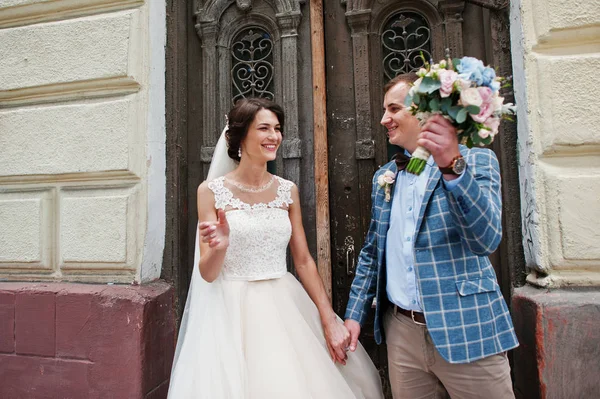 Matrimonio impeccabile giovane coppia a piedi per le strade della città su un soleggiato — Foto Stock