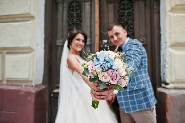 Matrimonio impeccabile giovane coppia a piedi per le strade della città su un soleggiato — Foto Stock