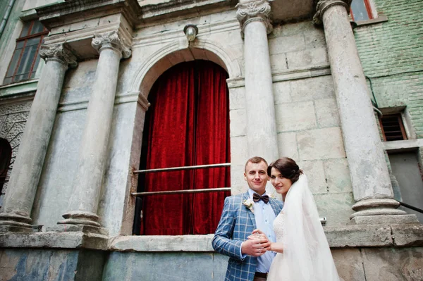 Bezchybný svatba mladý pár v ulicích města na horu Matterhorn — Stock fotografie