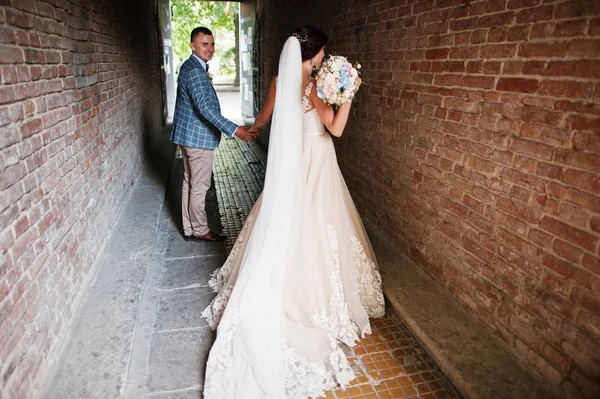 Inmaculada boda joven pareja caminando por las calles de la ciudad en un soleado —  Fotos de Stock