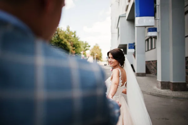 Flawless wedding young couple walking on city streets on a sunny — Stock Photo, Image