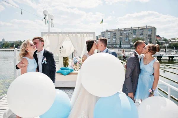Ζευγάρι γάμος, κουμπάρος και οι παράνυμφοι διασκεδάζοντας με balloo — Φωτογραφία Αρχείου