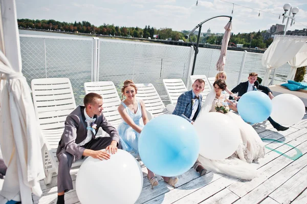 Hochzeitspaar, Trauzeugen und Brautjungfern beim Ballonfahren — Stockfoto