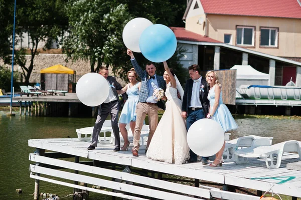 Couple de mariage, garçons d'honneur et demoiselles d'honneur s'amuser avec balloo — Photo