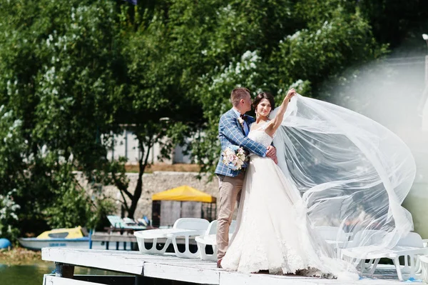 Séta a rakpart egy napos esküvő napján a gyönyörű pár. — Stock Fotó