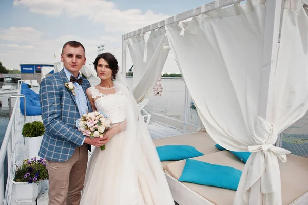 Bella sposa e bello sposo in piedi accanto al gazebo o — Foto Stock