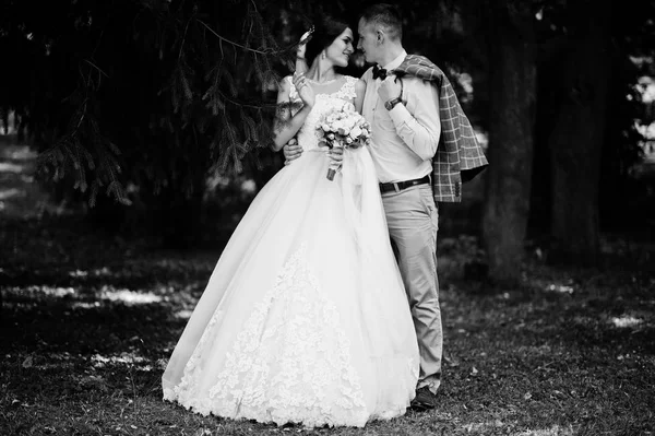 Atractiva pareja joven boda caminando y posando en el parque o —  Fotos de Stock