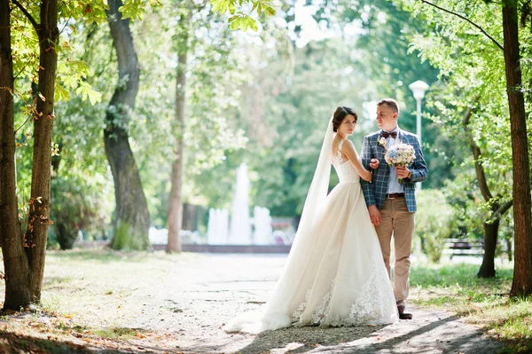 Atractiva pareja joven boda caminando y posando en el parque o —  Fotos de Stock