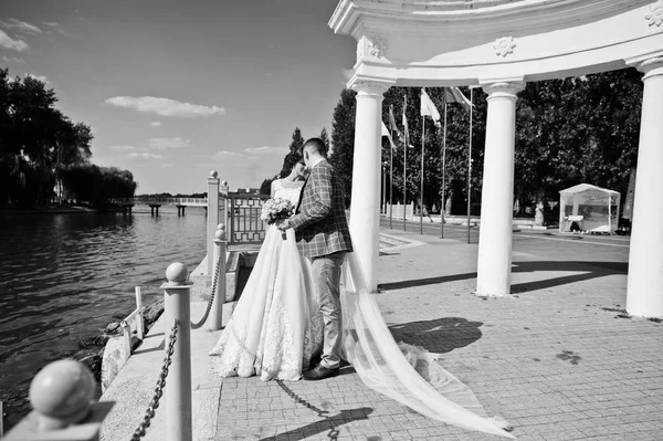 Casal de casamento impressionante andando em beira do lago em um dia ensolarado. Lâmina — Fotografia de Stock