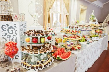 Düğün tabloyla muhteşem görünümlü çeşitli içecekler, lezzetli