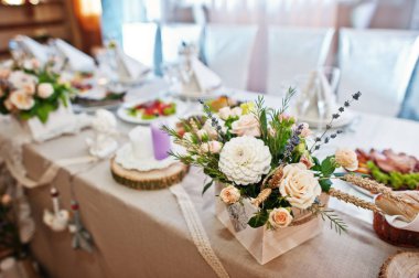 Bir düğün masaya döşeme fantastik çiçek kompozisyonlar.