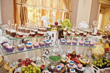 Düğün tabloyla muhteşem görünümlü çeşitli içecekler, lezzetli